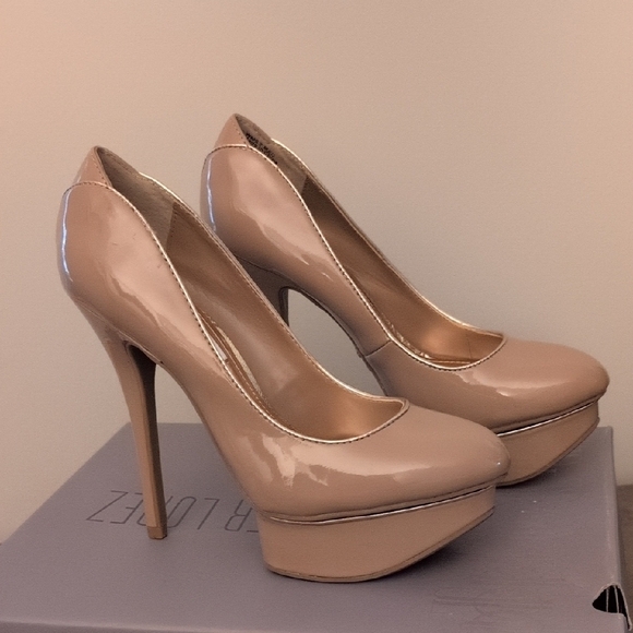 Jennifer Lopez Calente Nude Heels - Picture 3 of 8